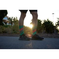 CHAUSSETTES DE RUNNING RUN900 EPAISSES MI-MOLLET VERTES ROUGES -Magasin De Plein Air chaussettes de running run900 epaisses mi mollet vertes rouges 3