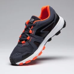 CHAUSSURES RUNNING & ATHLÉTISME ENFANT KIPRUN GRIP GRISES ET NOIRES ORANGES FLUO -Magasin De Plein Air chaussures running and athletisme enfant kiprun grip grises et noires oranges fluo 4